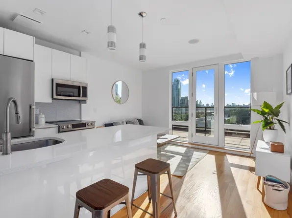 1059 Manhattan Avenue image 1 of 11