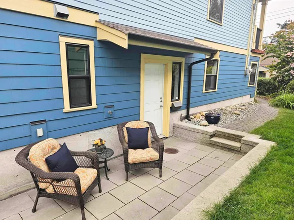 823 Edinburgh St, New Westminster, BC V3M 2V2