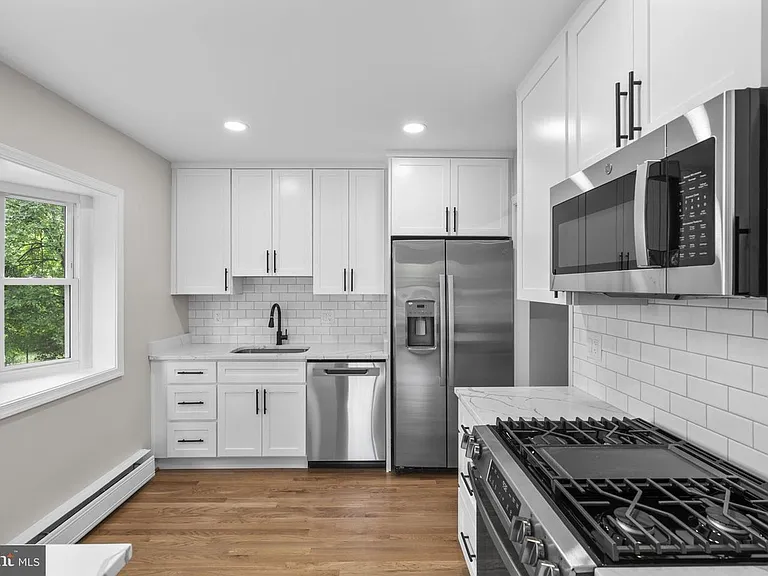 10242 Stratford Ave — Photo 1
