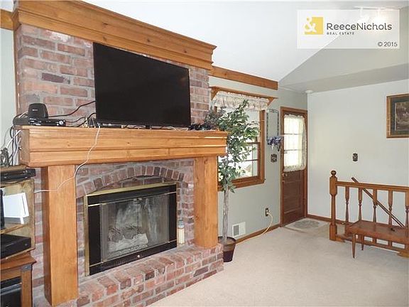 4th image of 403 NW Wedgewood Dr