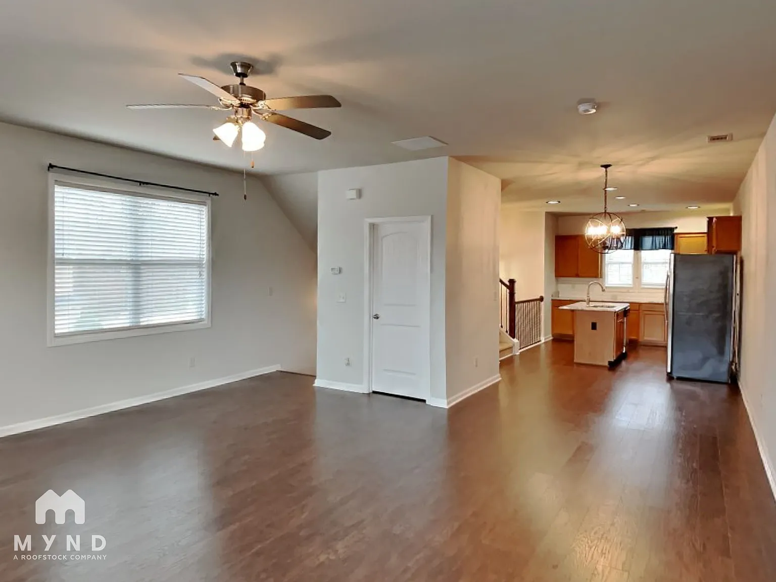 3 bed, 3.5 bath, 2100 sqft, $2,349 — Photo 3