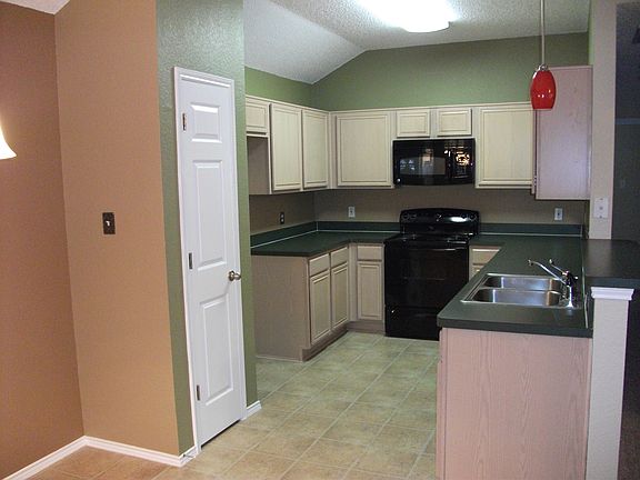 3rd image of 3120 Fairfield Dr