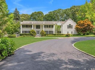 18 Dogwood Hl, Brookville, NY 11545