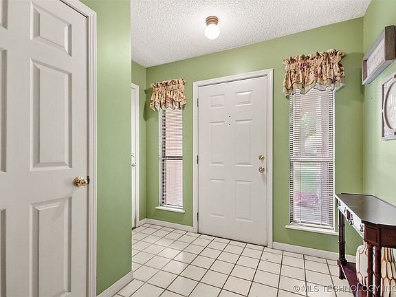 4th image of 204 S Joshua Ave