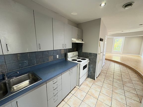 3rd image of 262 James St S #201