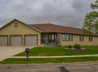 2781 Promontory Dr, Bismarck, ND 58503