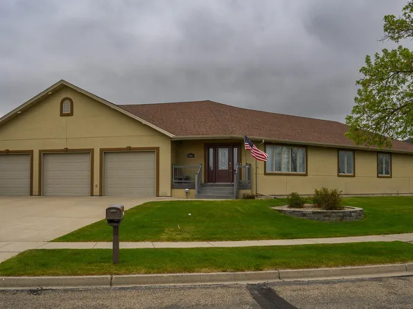 2781 Promontory Dr, Bismarck, ND 58503
