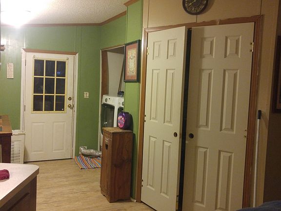 (L)Breakfast nook, Laundry