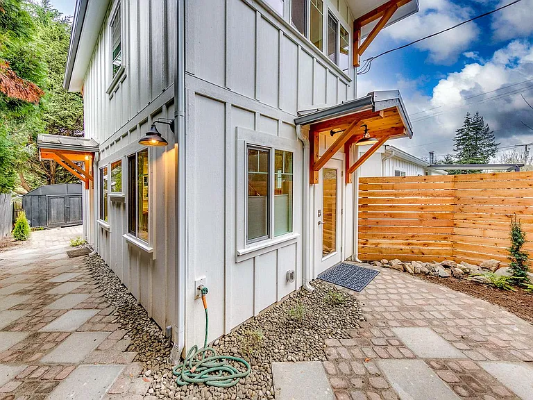 6626 NE Pine St — Photo 3