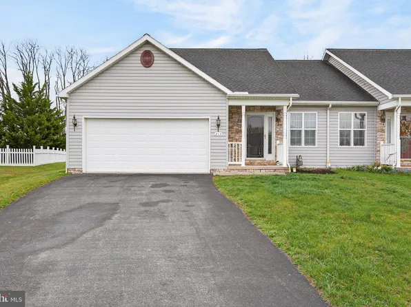 213 Maple Dr, Hanover, PA 17331