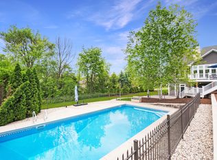 W252N4885 Aberdeen Dr, Pewaukee, WI 53072
