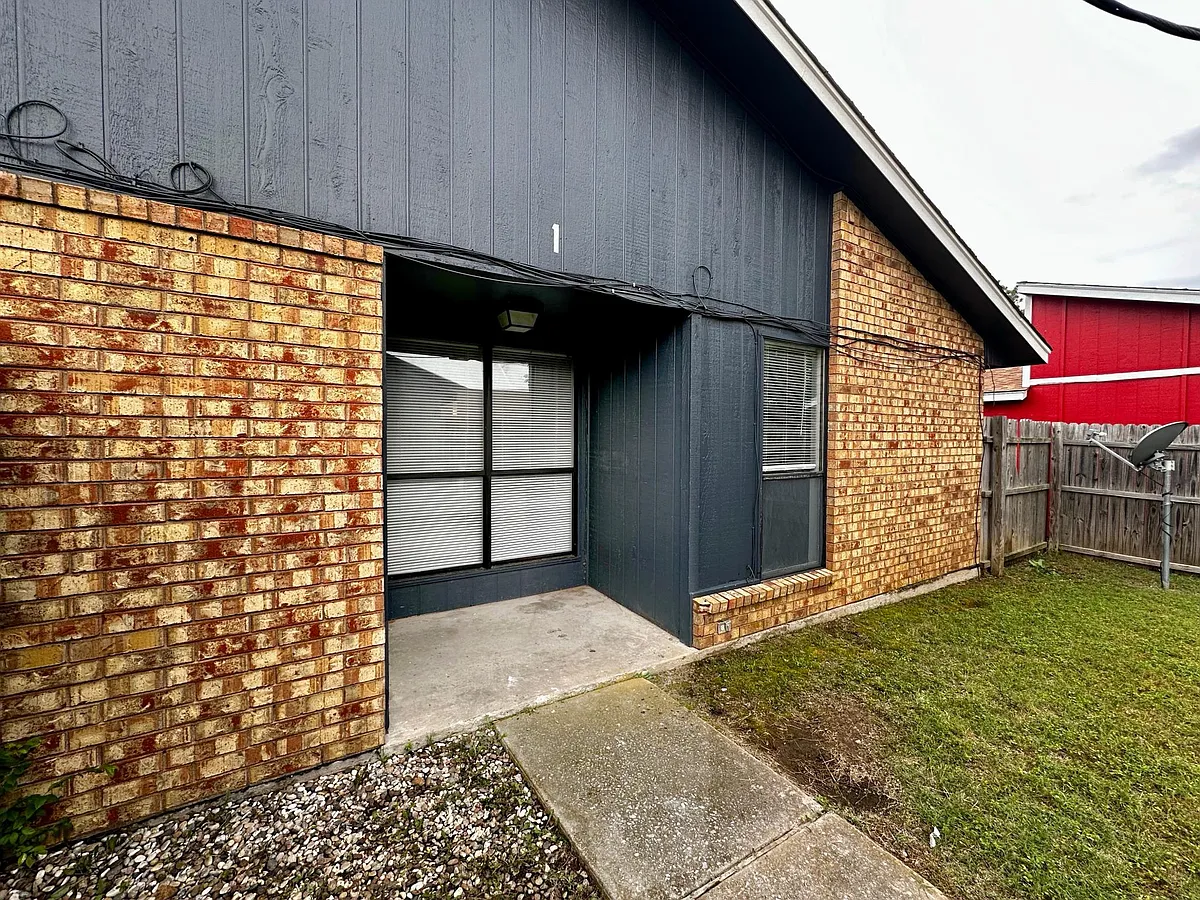 Building Photo - 920 NE Tortoise Dr #1