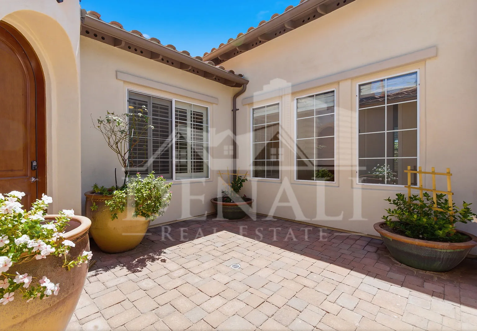 5 bed, 3.5 bath, 3071 sqft, $4,395 — Photo 2