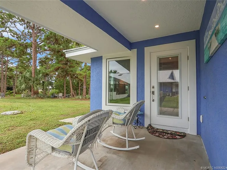 64 NE Acacia Trl — Photo 3