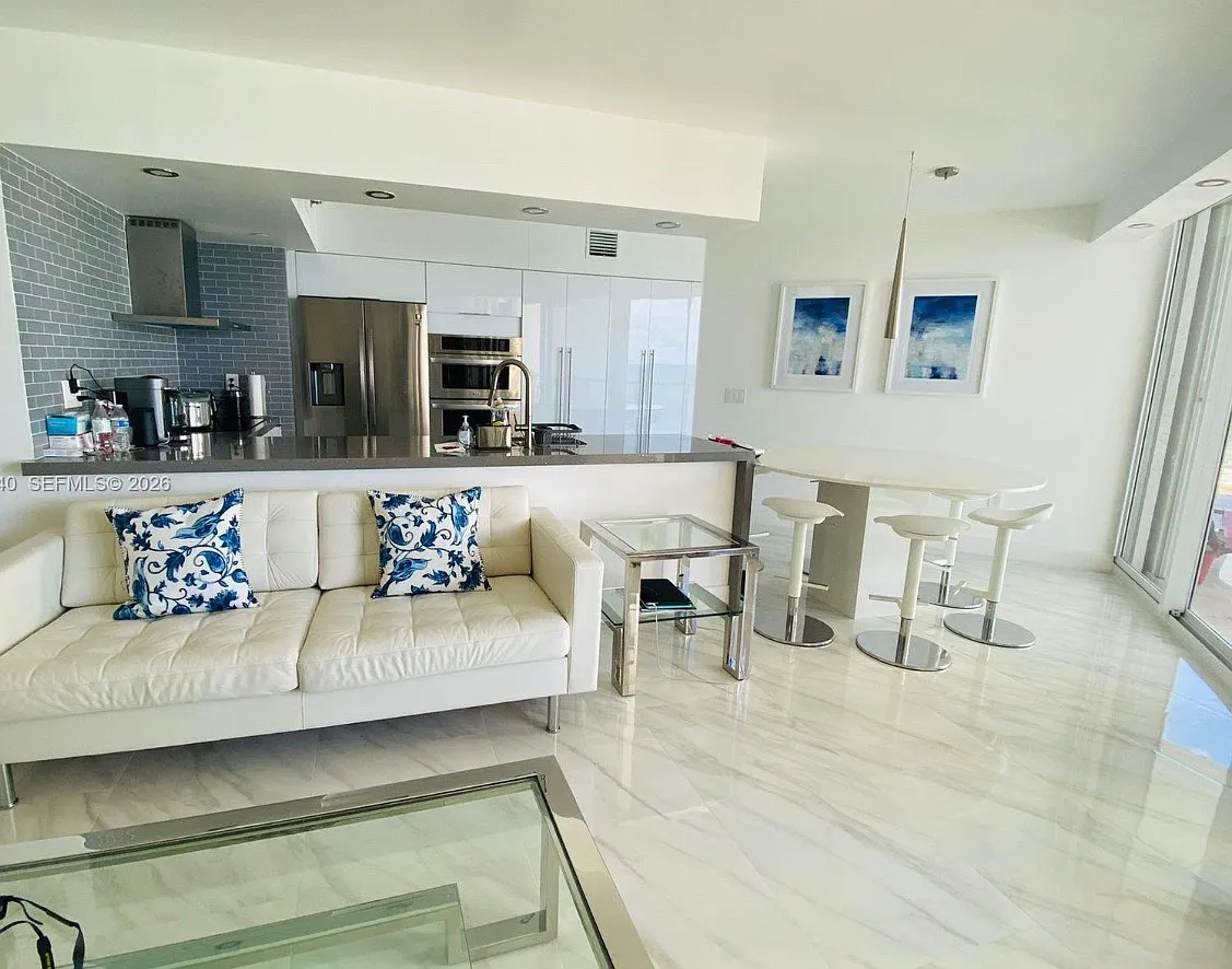 3 bed, 1760 sqft, $7,000 — Photo 2