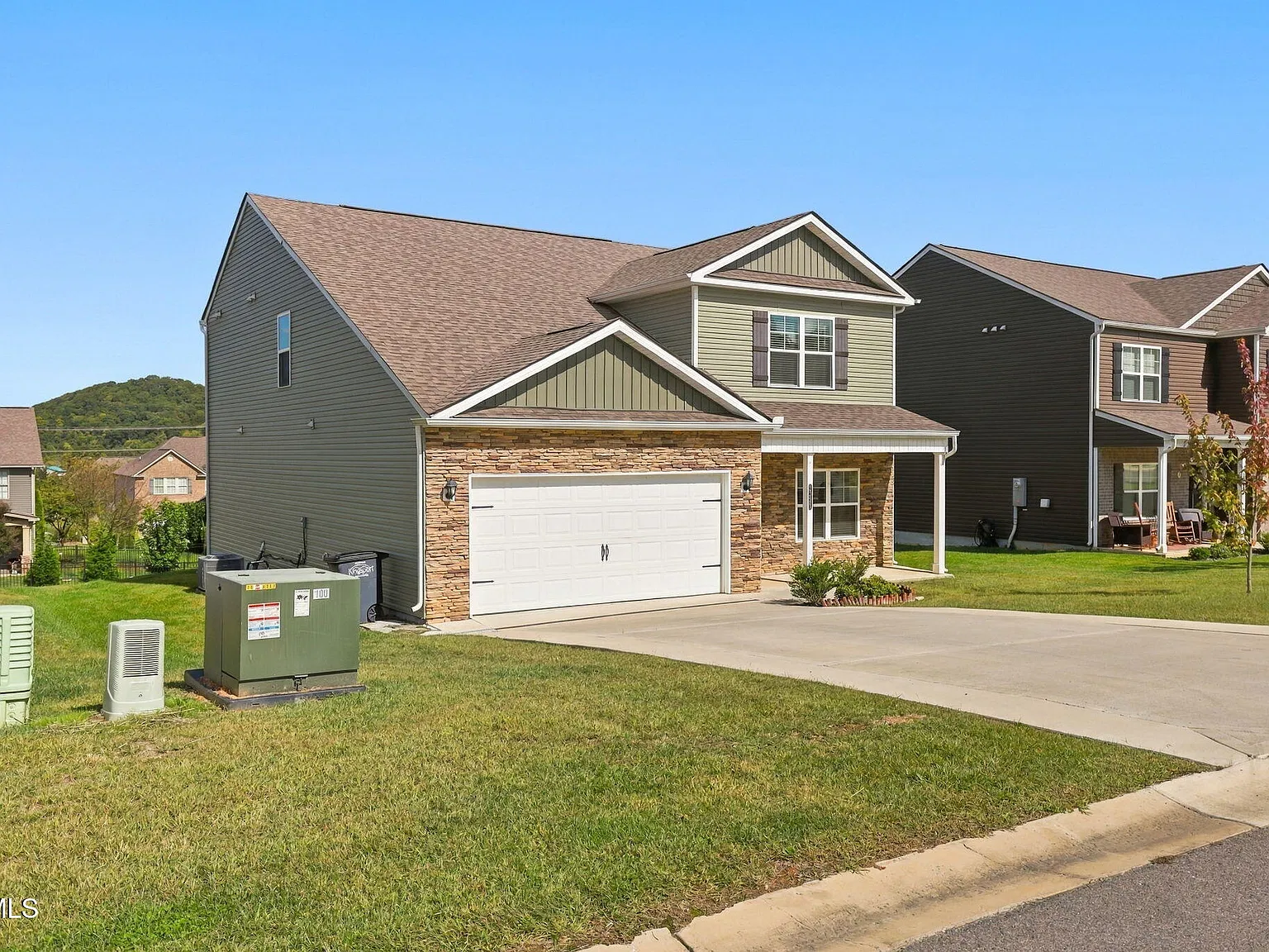 5 bed, 3.5 bath, 2618 sqft, $2,850 — Photo 2