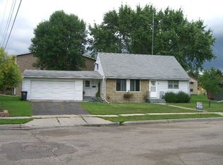 1 Ridge Rd, Morris, MN 56267