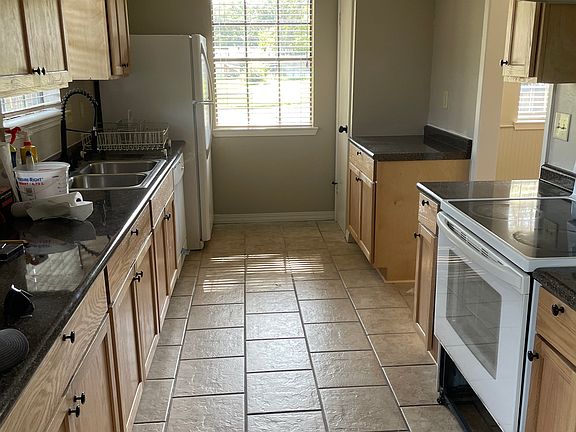 3rd image of 3501 Pinecrest St