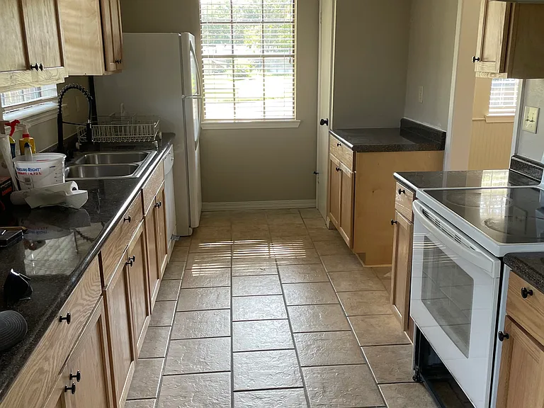 3501 Pinecrest St — Photo 3