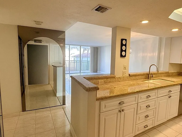 1149 Hillsboro Mile #309 — Photo 4