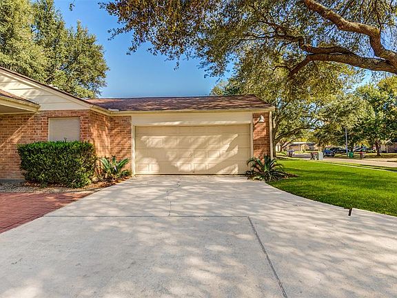 4th image of 1054 Apache Falls Dr