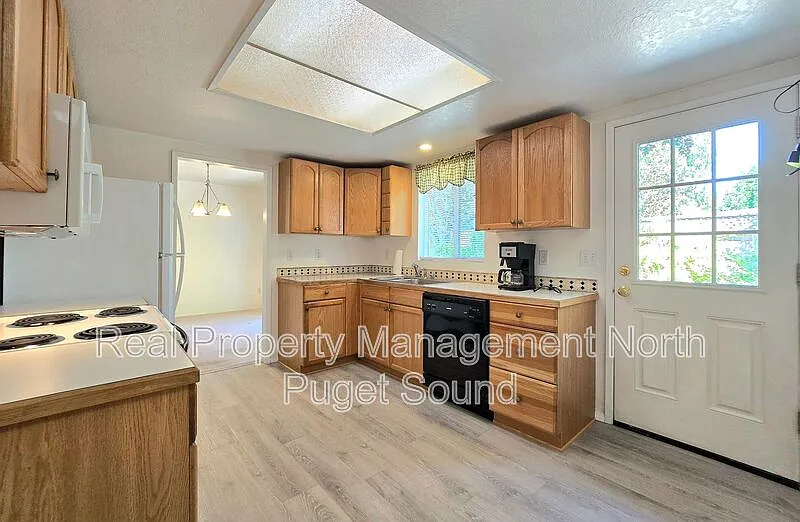 2 bed, 1.5 bath, 1400 sqft, $2,675 — Photo 2