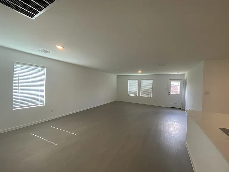 917 Shady Oaks Dr — Photo 6