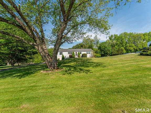 5th image of 25 Mohegan Drive