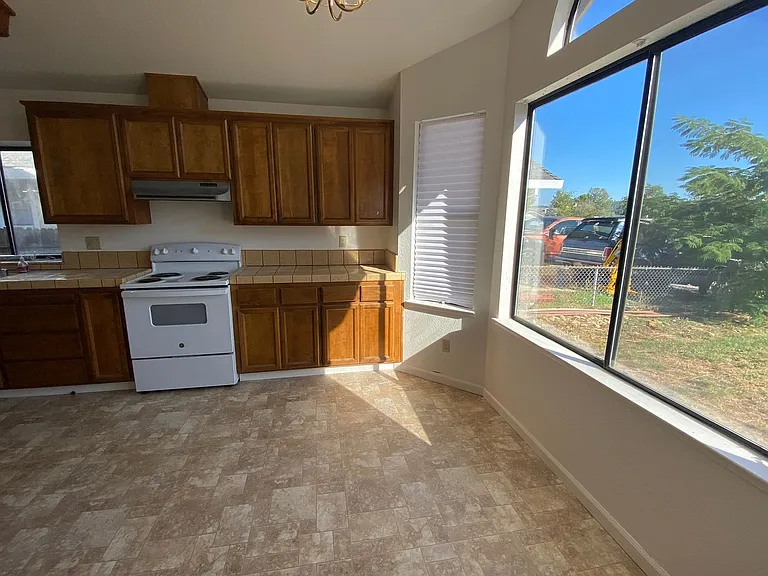 110 Castlemont Dr — Photo 8