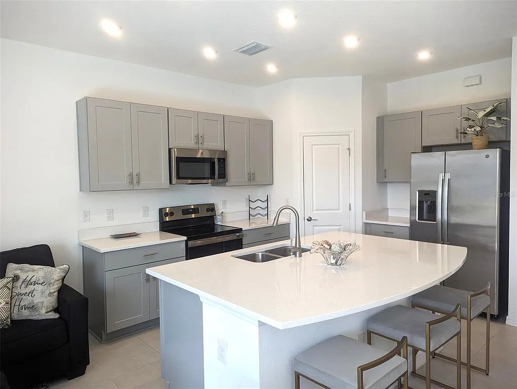 3 bed, 2.5 bath, 1407 sqft, $2,375 — Photo 2