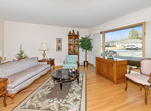 4th image of 611 Bevan Dr E