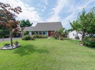 27 Vine Ln, Levittown, PA 19054