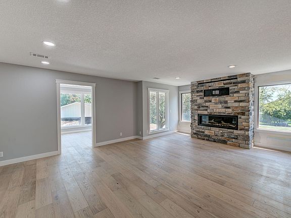 4th image of 84 W Woodridge Dr