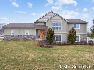 8726 Rainbows End Rd SE, Caledonia, MI 49316