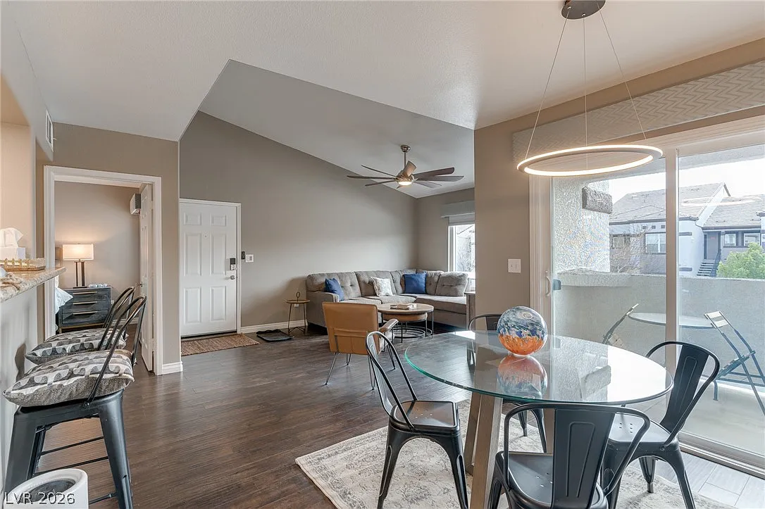 2 bed, 2.0 bath, 1046 sqft, $2,145 — Photo 2