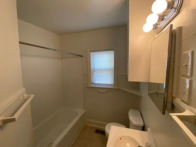 Adorable 1 Bedroom Duplex in Old West Durham - Walk to 9th St! — Photo 13