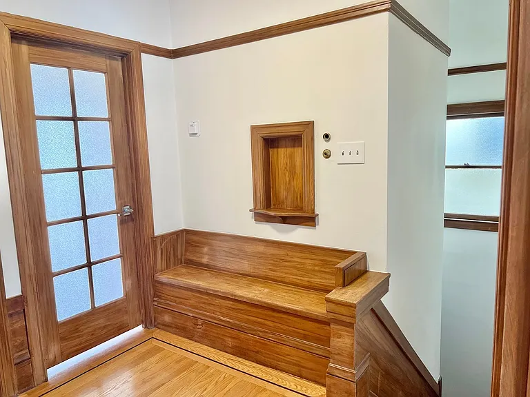 Top Floor 2br/1ba + Newly Renovated Unit! Parking! In-Unit Laundry! Progressive — Photo 14