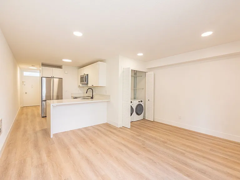 940 Guerrero St — Photo 2