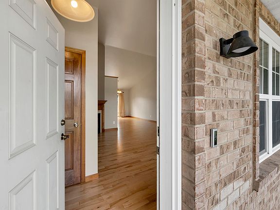 2nd image of 2352 Oak Ridge Cir