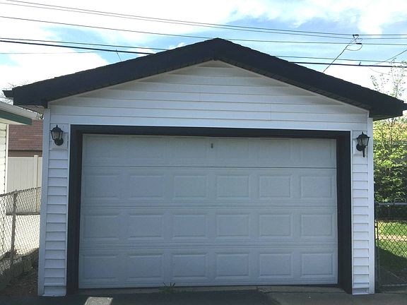 4th image of 3226 N Oketo Ave