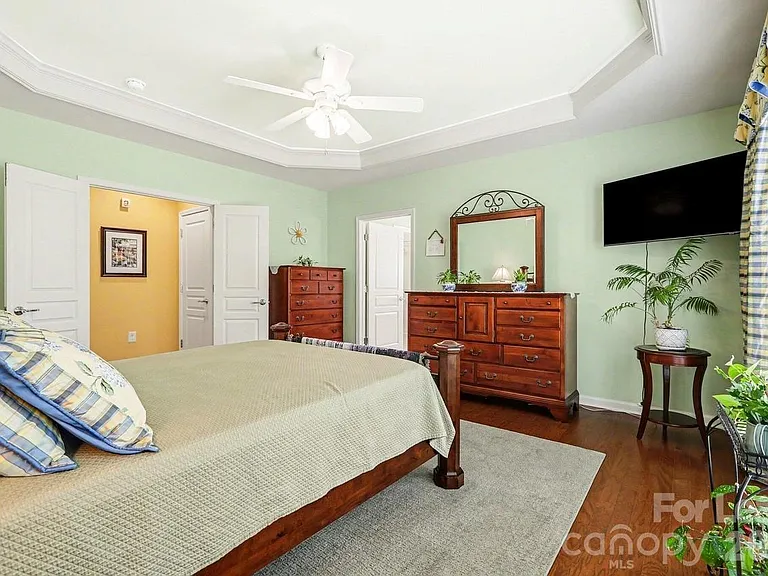 904 Peltier Dr — Photo 5