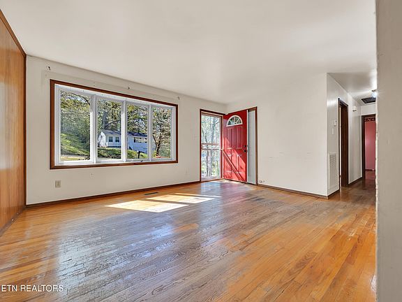 4th image of 733 Lippencott St