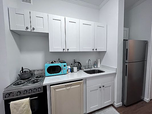 5th image of 247 E 52nd St #2A