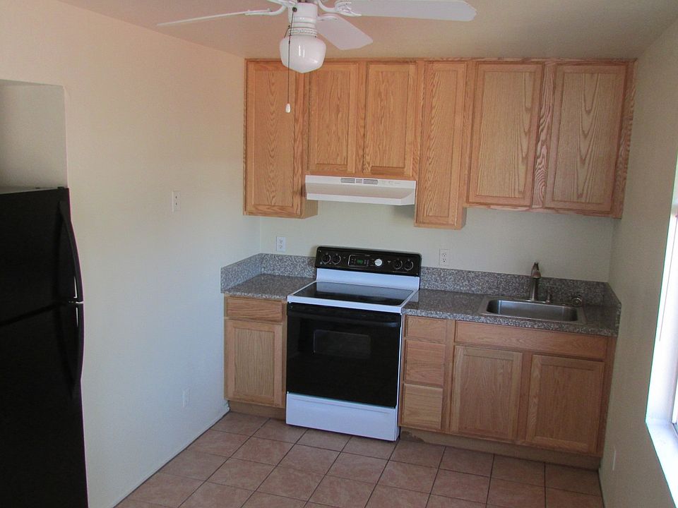 Full Size cabines w/granite counter top