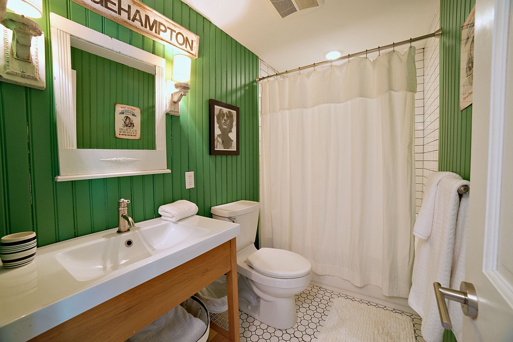  guest bath with shower and tub