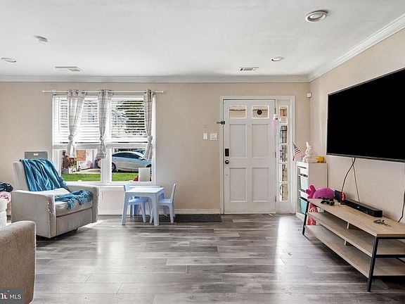 5th image of 1603 Royal Pl