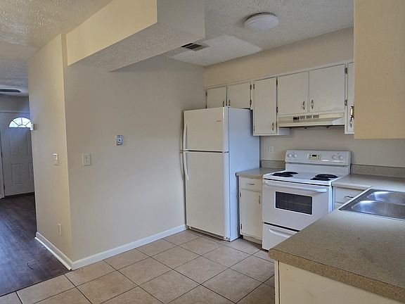3rd image of 3910 Venetian Cir #1