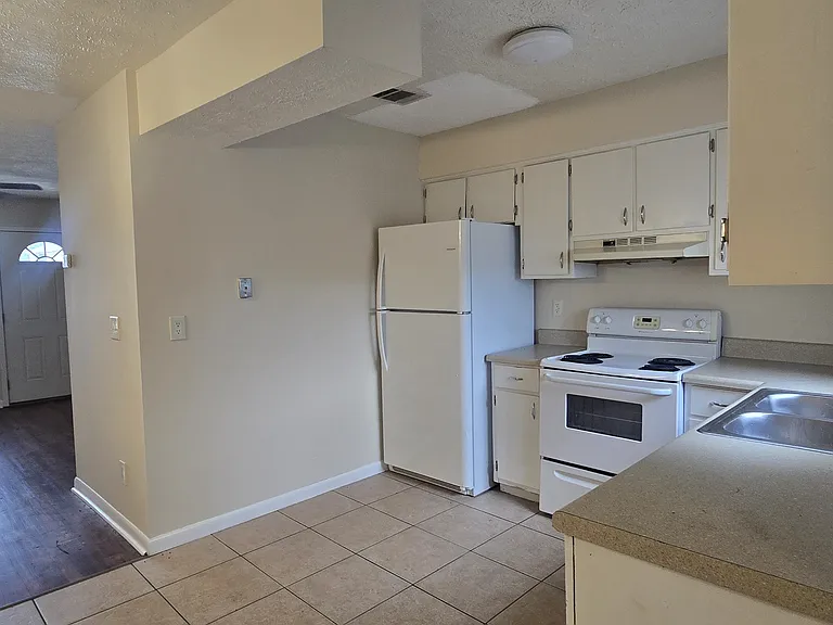 3910 Venetian Cir #1 — Photo 3