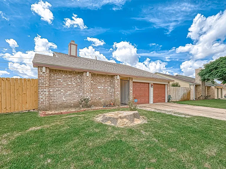16319 La Luna Dr — Photo 2