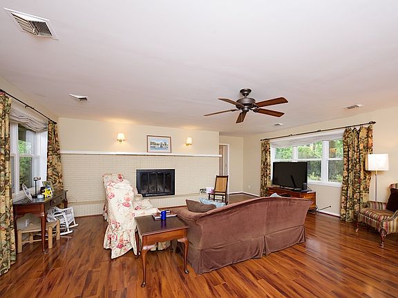 Spacious Living Room 